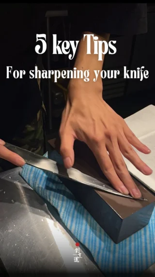 𝟓 𝐆𝐨𝐥𝐝𝐞𝐧 𝐓𝐢𝐩𝐬 for Sharpening Your Knife✨

Here is 5th tip: Move your fingers gradually to sharpen the entire blade from tip to heel.

(When sharpening, two fingers guide the knife, but this only sharpens the area directly under them)
* Many people only sharpen part of the blade😱

Need help sharpening your knives?🤔

At Kappodo, we offer:
• Professional knife sharpening service
• Hands-on sharpening lessons

Which part of the blade do you struggle with most?
Feel free to comment✍️

割烹道では、包丁研ぎサービスや包丁研ぎの基礎が学べる会も開催しています！
質問がある方はお気軽にDMでお問い合わせください。

#japaneseknives #japantravels #knifeskills #asmr #wetstone